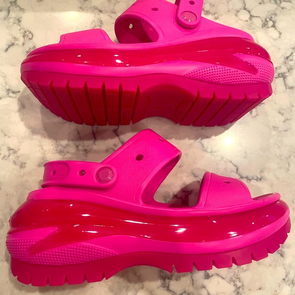 NWT- Crocs platform mega crush hot pink sandals. Size 8.0 - Picture 4 of 5